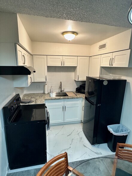 Building Photo - 575 S Royal Crest Cir
