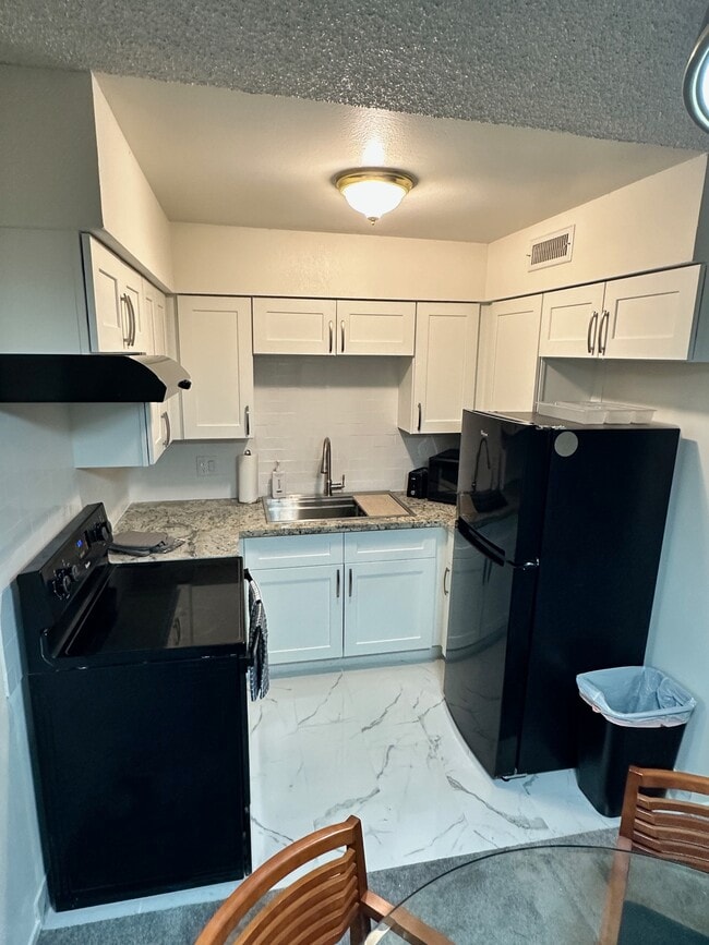 Building Photo - 575 S Royal Crest Cir