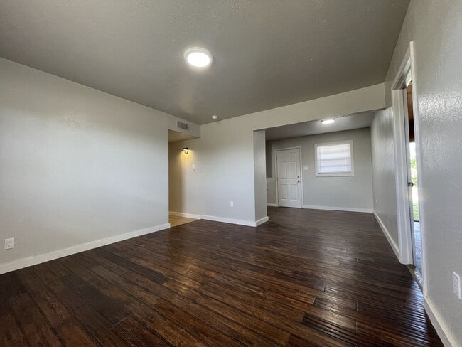 Building Photo - Newly renovated 3/1 with fenced back yard ...