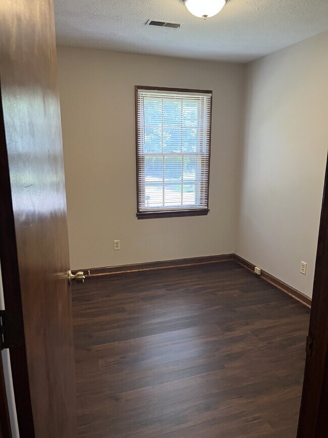 Building Photo - "Charming 3-Bedroom Retreat in Nashville – Spacious 1,149 Sq Ft with 1.5 Baths!"