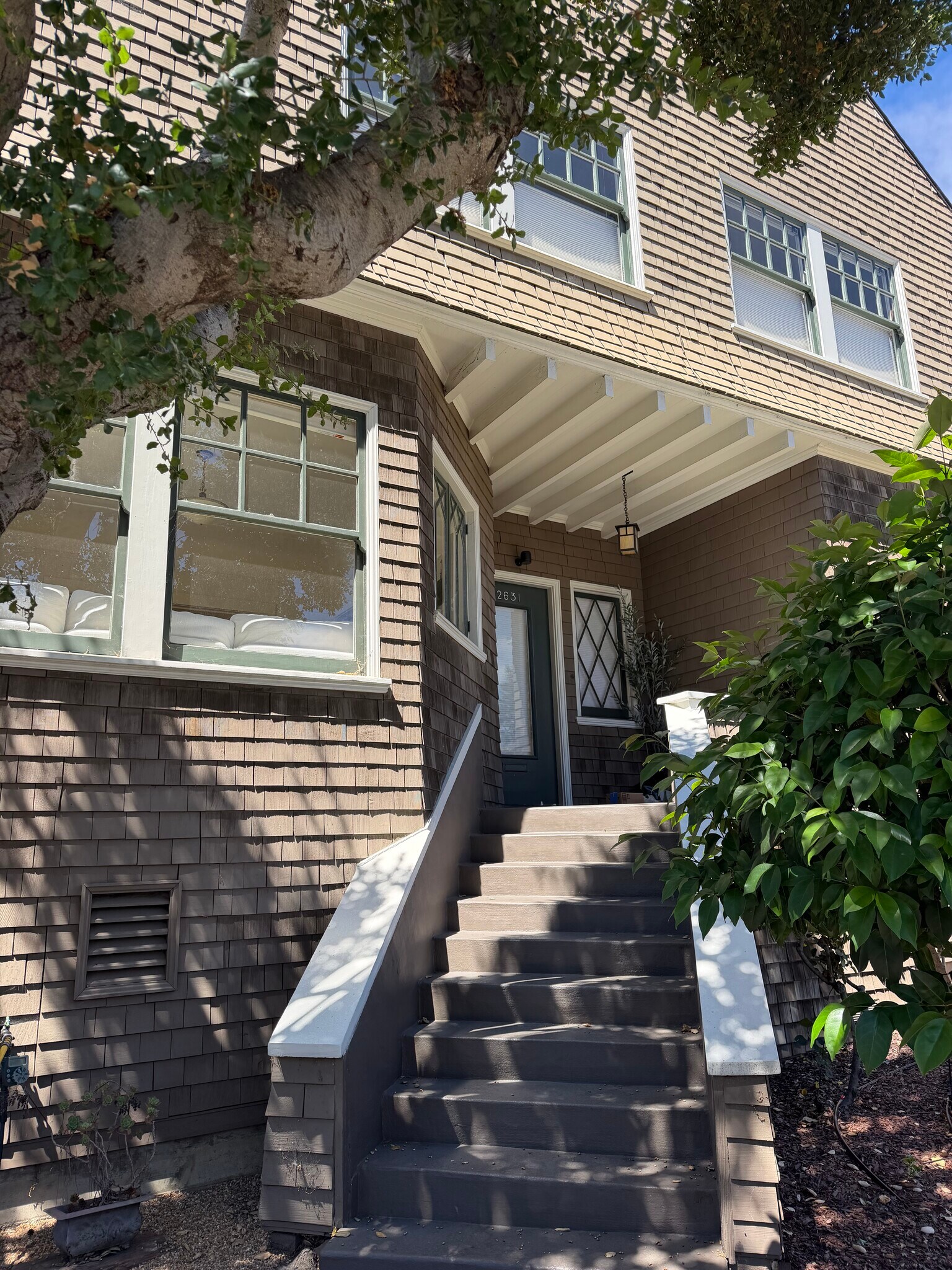 Private entrance - 2644 Benvenue Ave