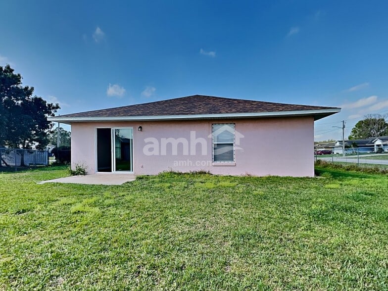 Building Photo - 300 Miami Pl