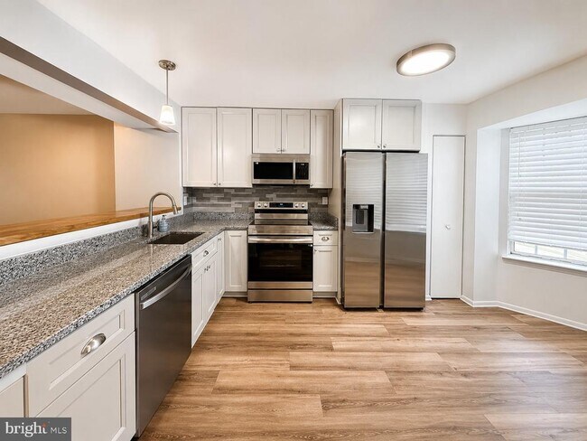 Building Photo - 3811 Glenview Terrace