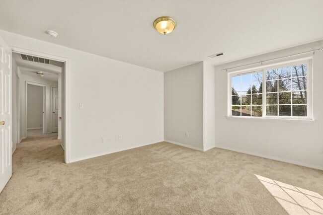 Building Photo - Move in Ready now! 3 bed 2.5ba - Olympia School District