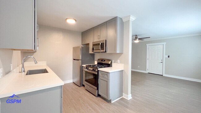 Interior Photo - 424 Emerald Ave