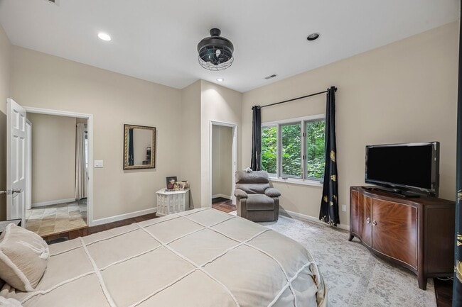 Building Photo - Gorgeous, Fully furnished 3 Bed 3.5 bath h...