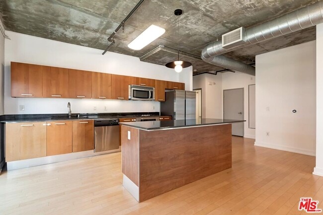 Building Photo - 645 W 9th St