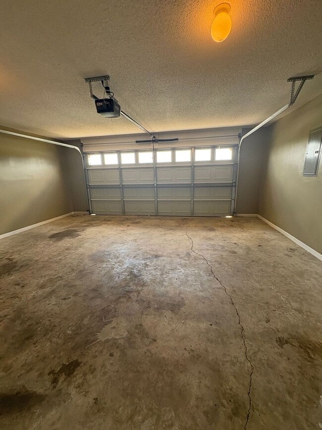 Building Photo - WAKEFIELD SUBDIVISION - Double Garage!  GRANITE COUNTERTOPS.