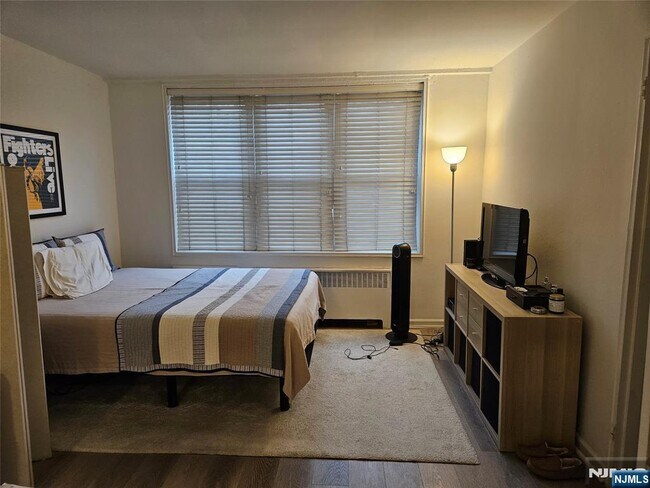 Building Photo - 2160 Center St