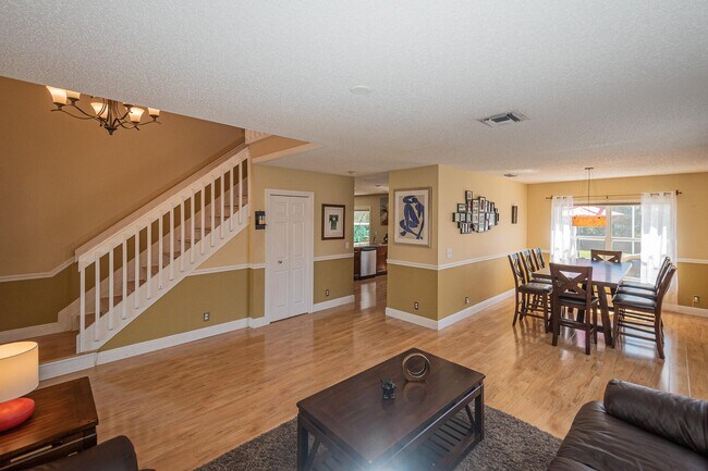 Building Photo - 1490 S Club Dr