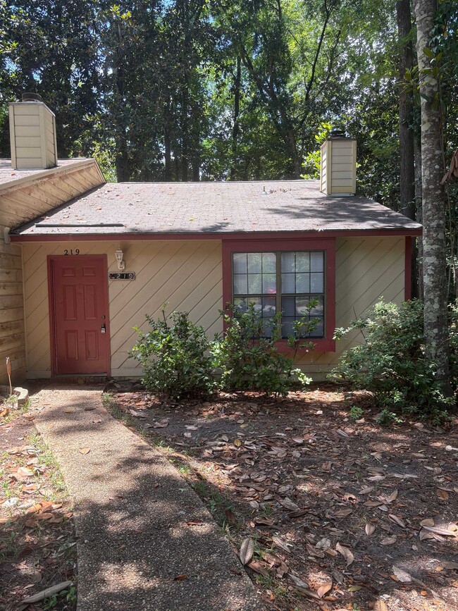 Primary Photo - 219 Parkbrook Cir