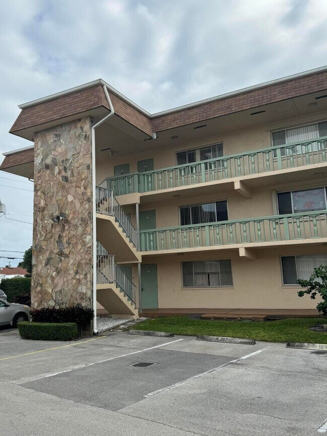 Building Photo - 700 Village Green Ct