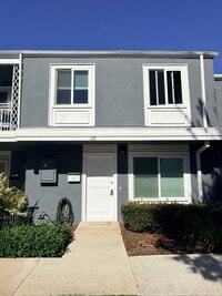 Building Photo - Spacious 3 bedroom 2 bath townhome with 2 ...