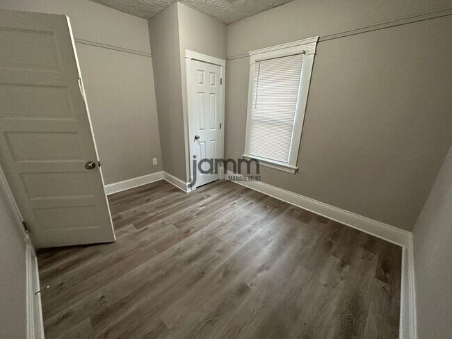 Building Photo - 3026 Monroe Ave