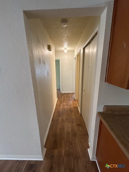Building Photo - 2108 Carousel Dr