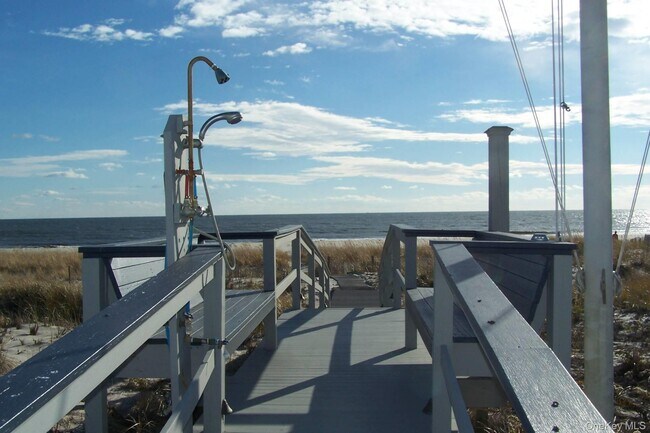 Building Photo - 949B Dune Rd