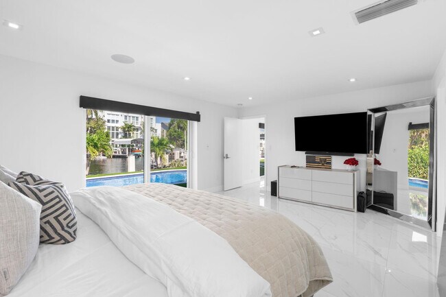 Building Photo - 2813 NE 29th St