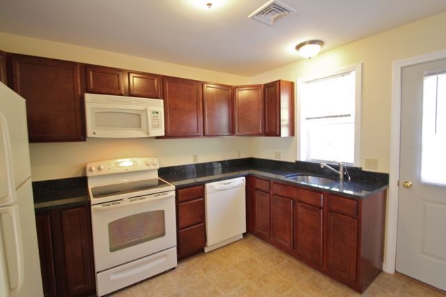 Building Photo - 204 River View Ln