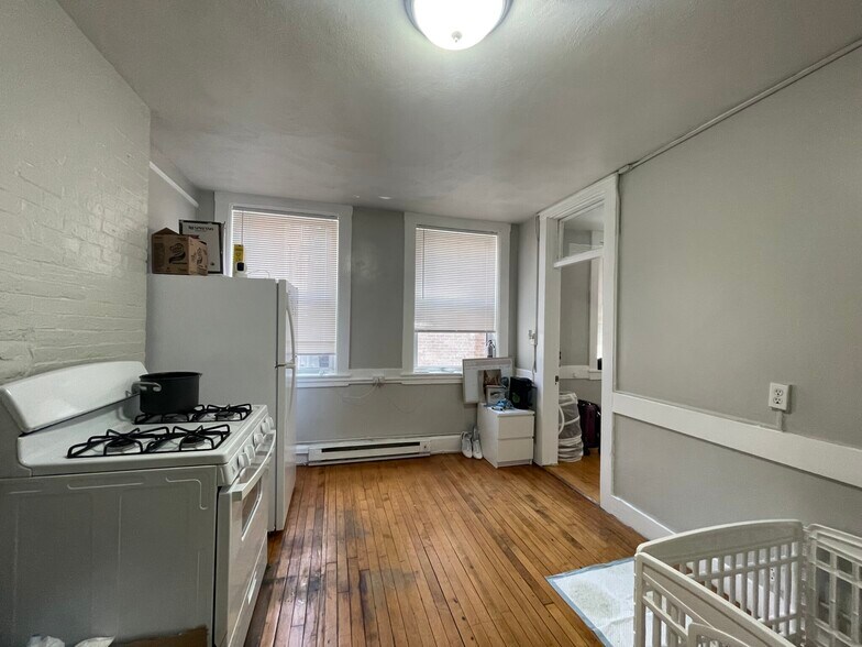 Building Photo - 168 Endicott St
