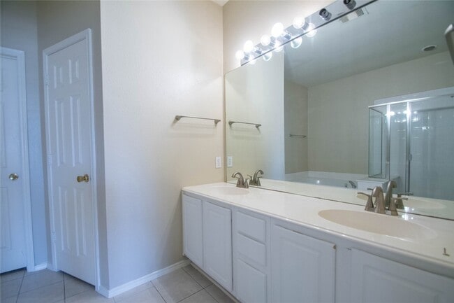 Building Photo - 11139 Still Hollow Dr