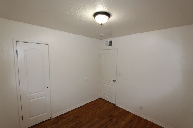 Building Photo - 4 bedroom Sunnyside Home