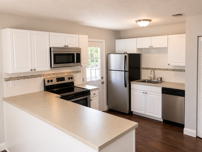 Building Photo - Recently renovated home in great neighborhood close to schools, parks, and shopping