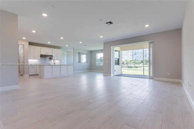 Building Photo - 3701 Greenway Dr