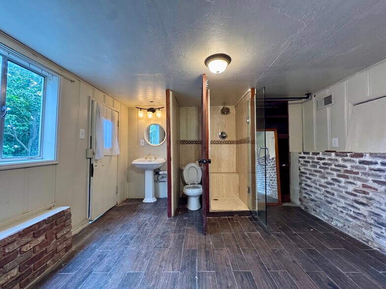 Building Photo - 645 Jean St