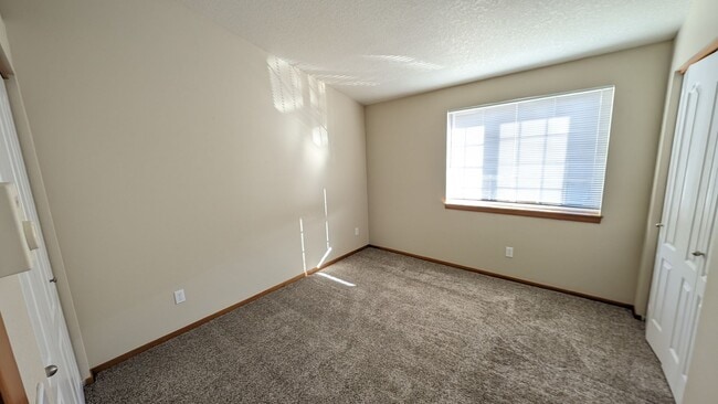 Building Photo - Wonderful townhouse in Forest Grove