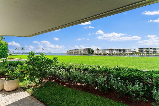 Building Photo - 123 Lakeshore Dr