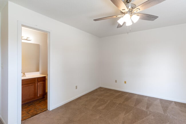 Building Photo - 4919 W Millbrook Dr