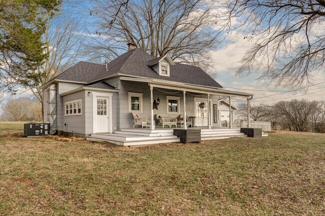 Building Photo - Charming Country Home — 4 Bed | 1 Bath | 1,500 Sq Ft