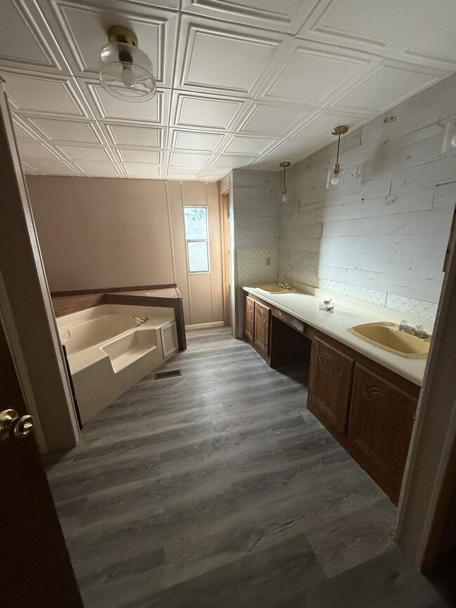 Building Photo - 1688 Red Hl Rd