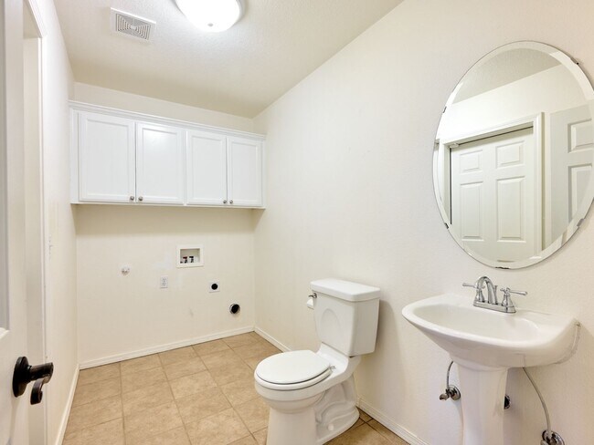 Building Photo - 643 Meadowbrook Ln