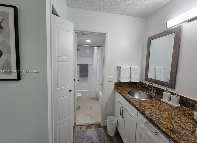 Building Photo - 310 Racquet Club Rd