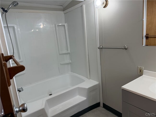 Building Photo - 15 Oswego St