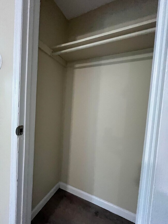 Building Photo - Gorgeous Studio Apartment in Quiet Pittsfield Street