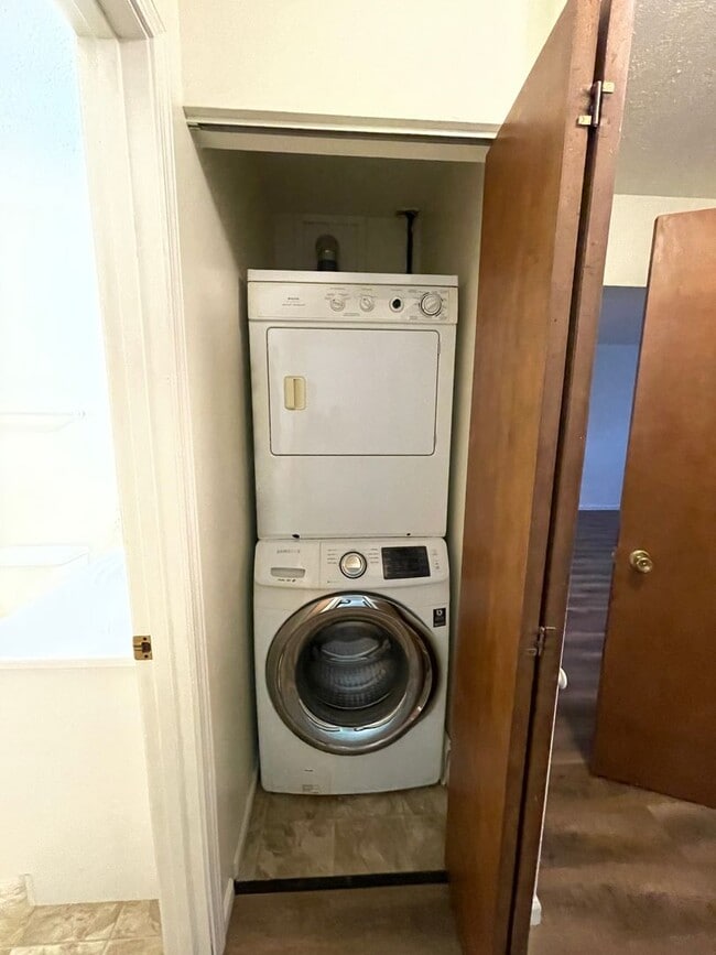 Building Photo - 1606-3