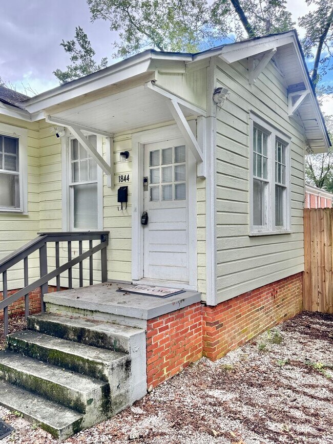 Building Photo - Carefree living with this 1-bedroom beauty...