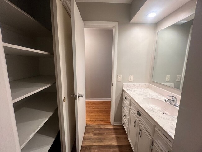 Building Photo - Four Bedroom Duplex in Jenison!
