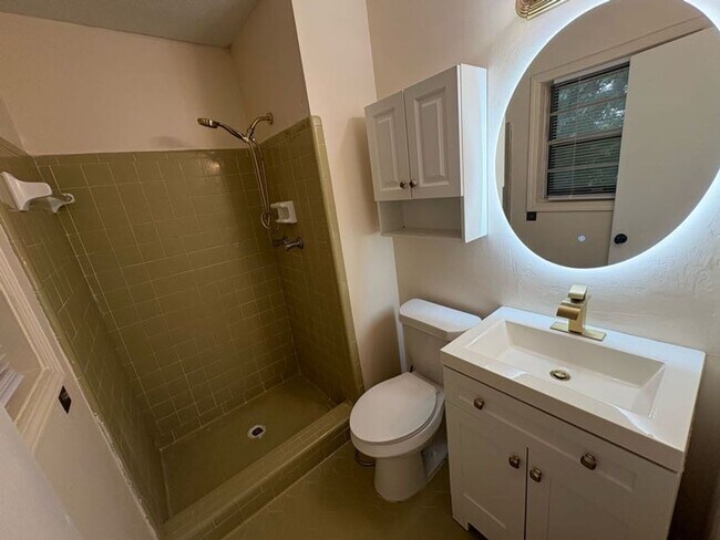 Building Photo - Welcome to this charming 3-bedroom, 2-bath...