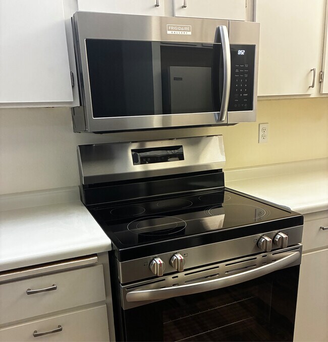 Building Photo - 5064 Foothills Dr