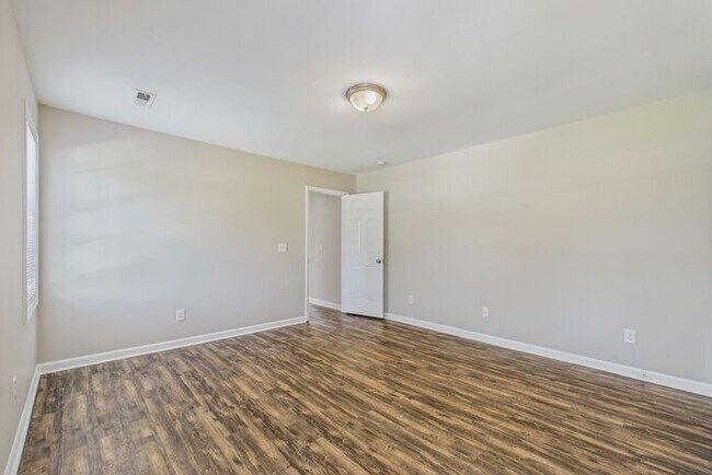 Building Photo - Beautifully Updated 3-Bedroom Home in Gree...