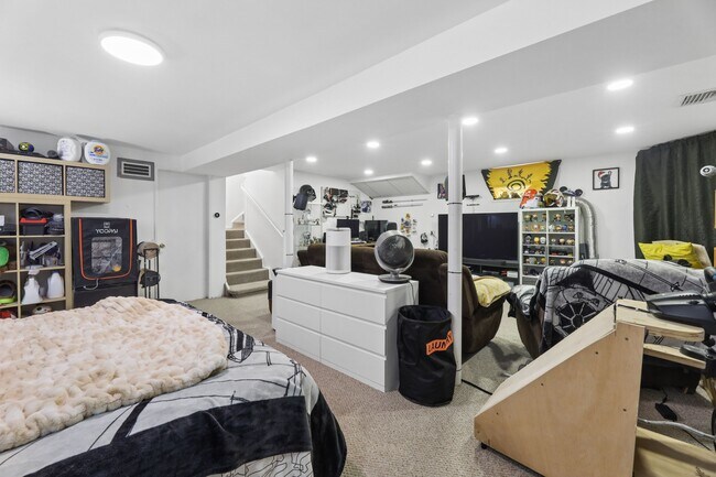 Building Photo - 52 Hillside Ave