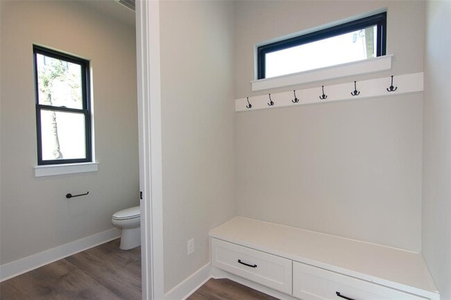 Building Photo - 2804 Lawrence Dr