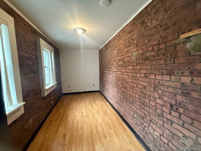 Building Photo - 18 E Main St