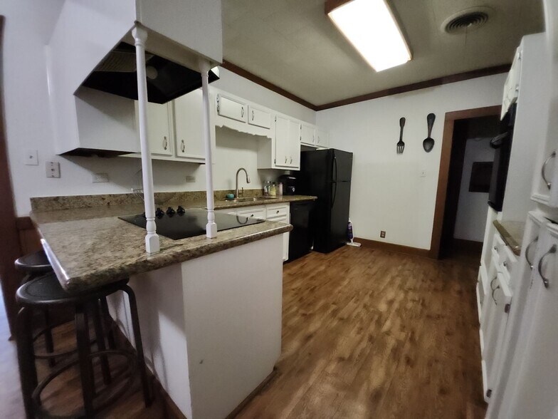 Building Photo - 4214 Ferndale Dr