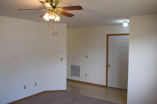Building Photo - Spacious 3 bedroom, 2 bathroom duplex!