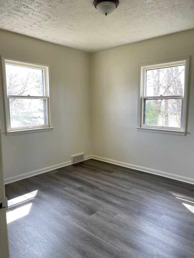 Building Photo - 3 Bedroom House Available Now!!