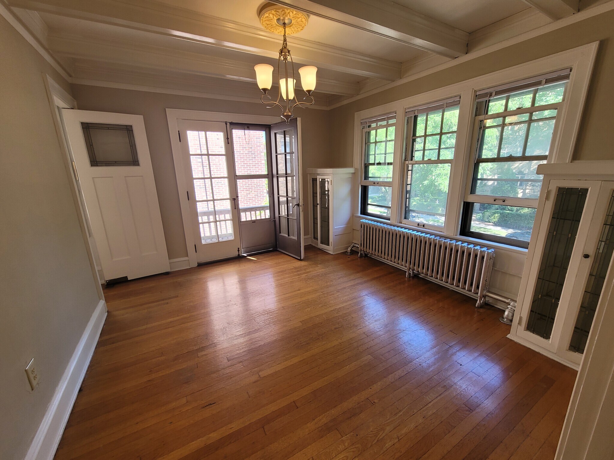 Building Photo - 2541 N Lake Dr